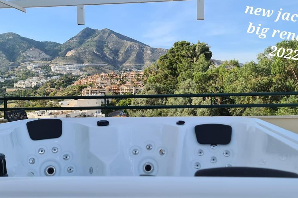 Luxury Penthouse With Sea&Mountain Views & Hot Tub - Tranquility & Rest Appartement Benalmádena Buitenkant foto