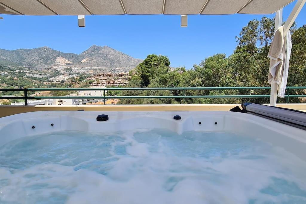 Luxury Penthouse With Sea&Mountain Views & Hot Tub - Tranquility & Rest Appartement Benalmádena Buitenkant foto
